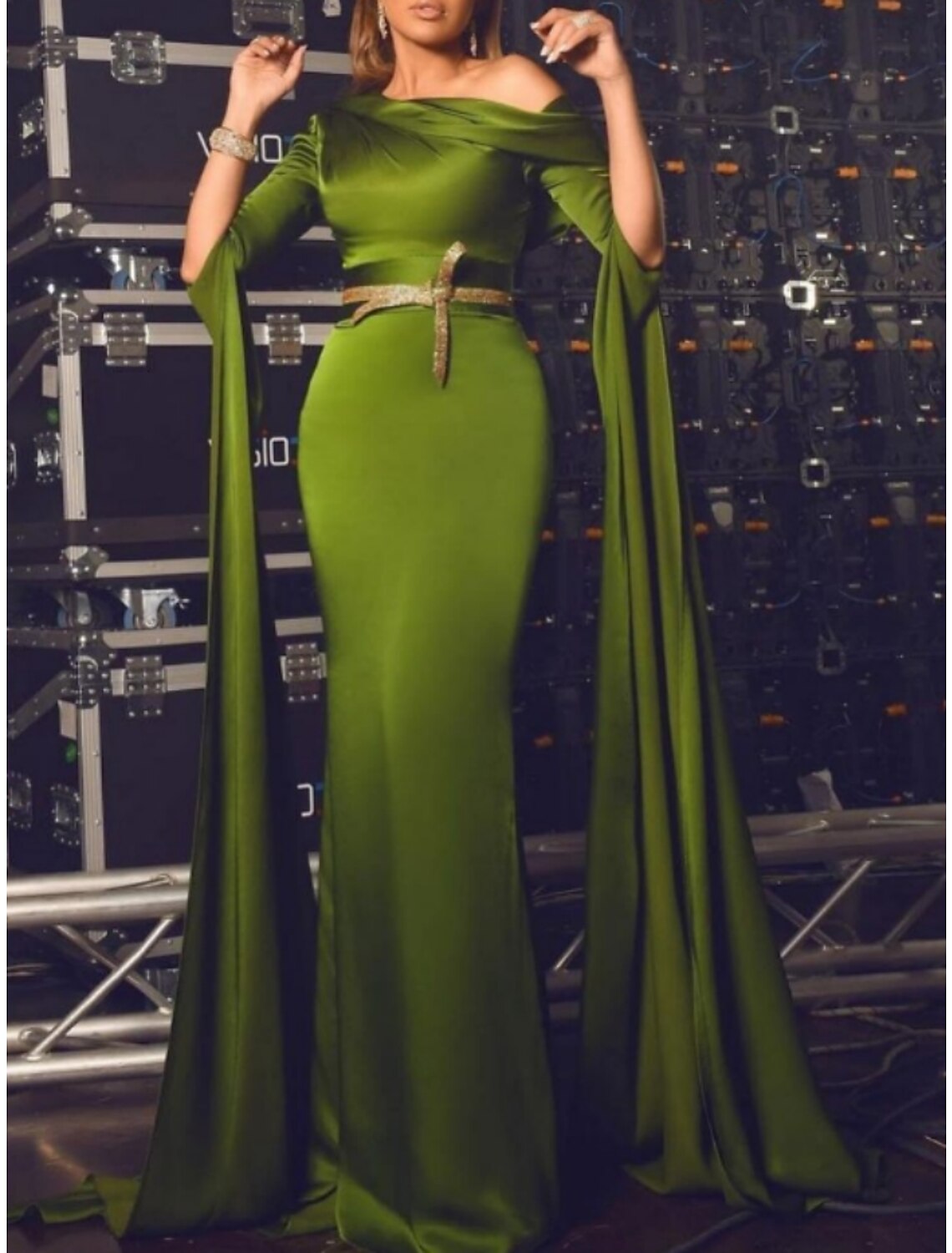 Abito da sera a trapezio, elegante, formale, con strascico, manica lunga, spalle scoperte, in raso con pieghe, arricciato, paillettes